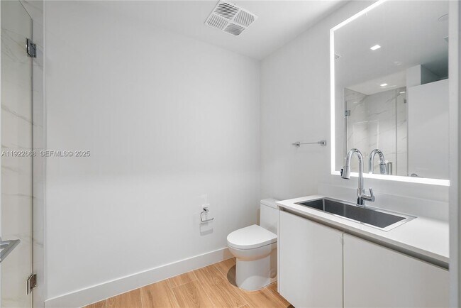 Building Photo - 700 NE 24th St