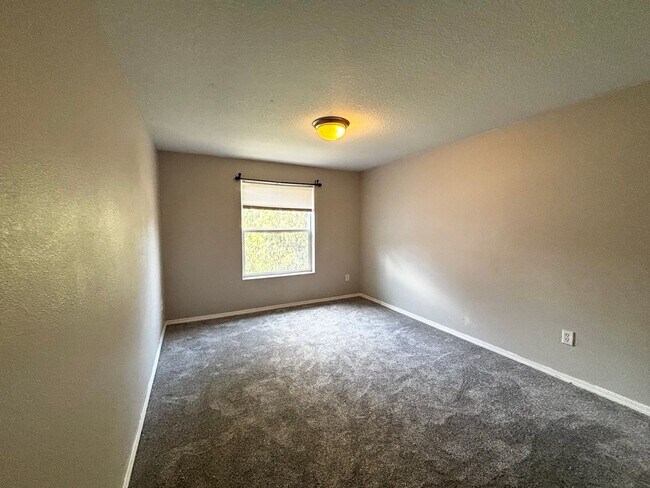 Building Photo - Modern Condo in Gresham near Glendoveer!