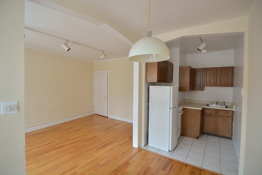 Building Photo - 516 W Melrose St