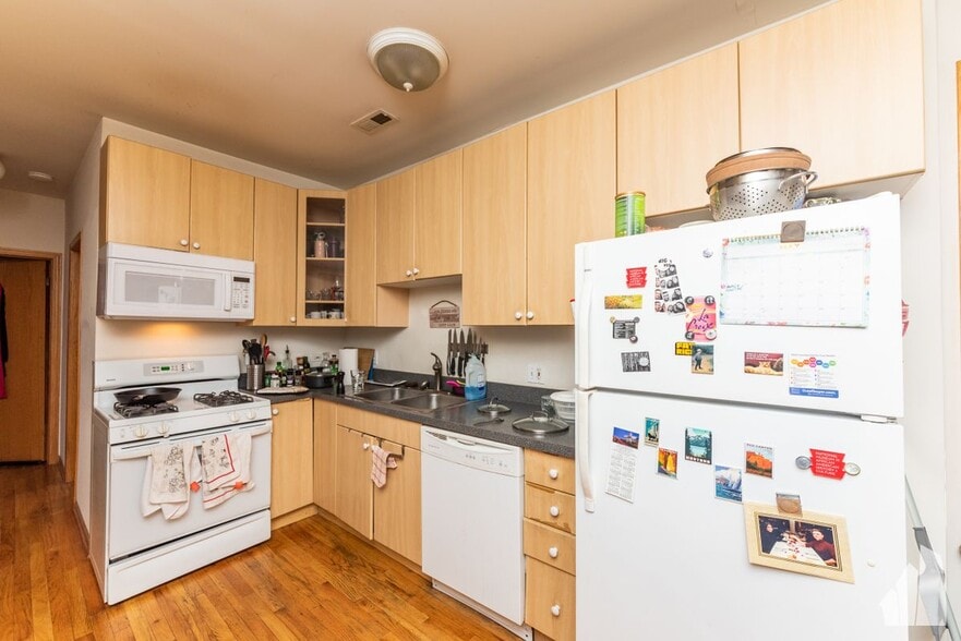 Building Photo - 819 N Wood St