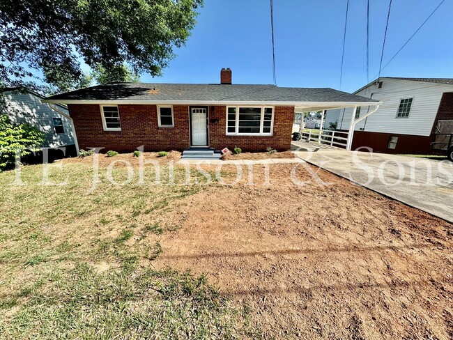 Building Photo - Charming 3-Bed Home Near Downtown Winston-...
