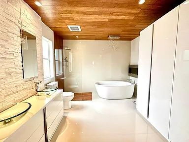 Building Photo - Luxury Updated Pool-Style Retreat on Quiet Cul-de-Sac