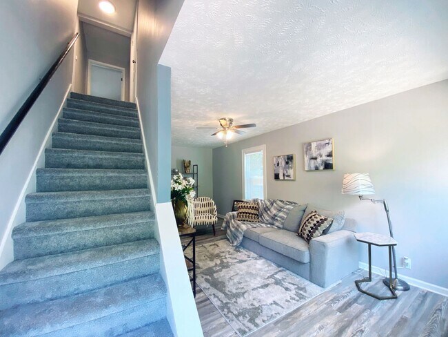 Building Photo - 3 Bed and 1 Bath Colonial for Rent in Oakwood Villiage!