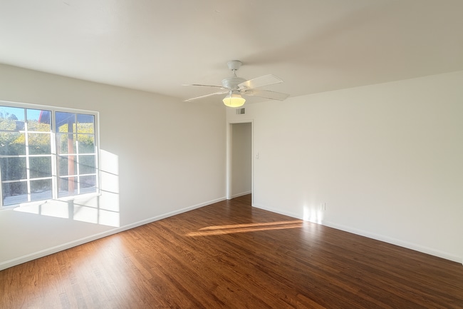 Building Photo - Large 6 bed 3 bath House on the Corner of East Falls!