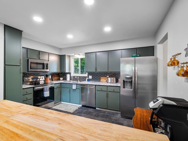 Building Photo - 670 Treeside Dr