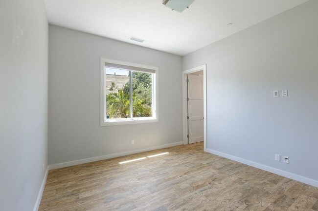Building Photo - 4 Br 5 Ba with STUNNING VIEWS and Jacuzzi