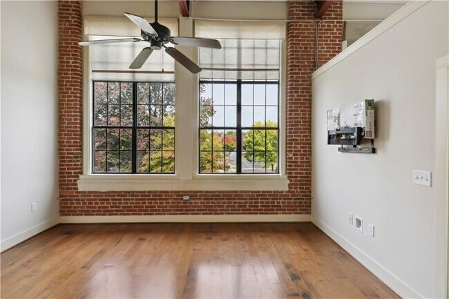 Building Photo - 1261 Caroline St NE