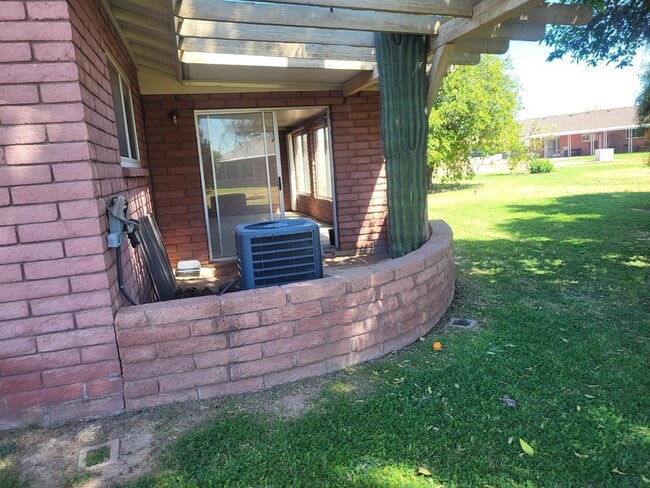 Building Photo - 9609 W Cinnabar Ave