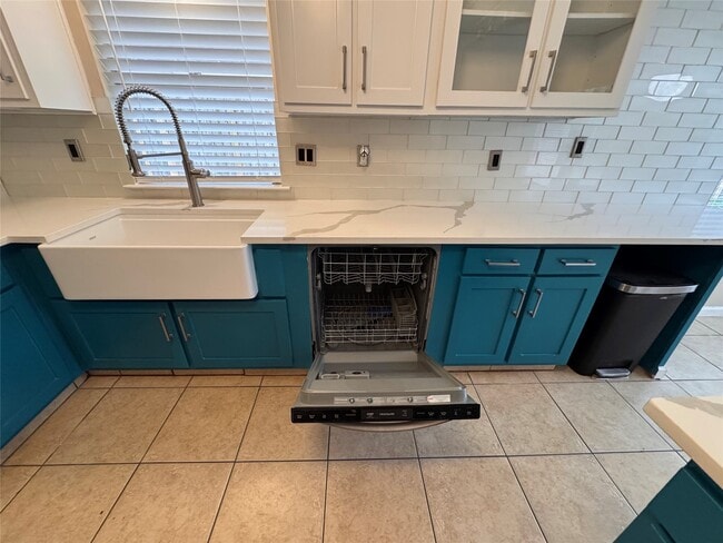 Building Photo - 2827 Parkwood Manor Dr