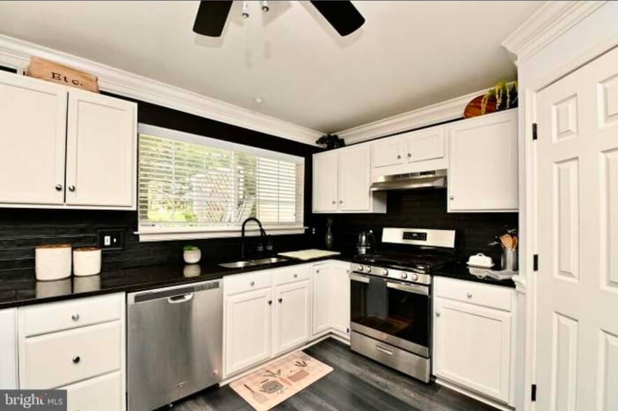 Kitchen - 16889 Toms River Loop
