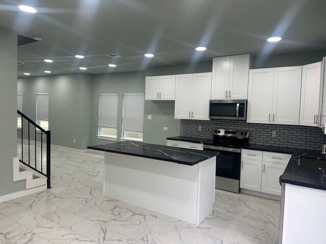 Building Photo - 161 S 10th St