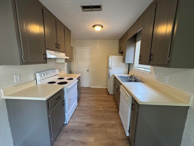 Building Photo - 1401 Lazy Brook