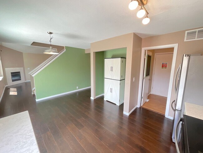 Building Photo - 4 Bedroom Home Available Near N Powers Bl ...