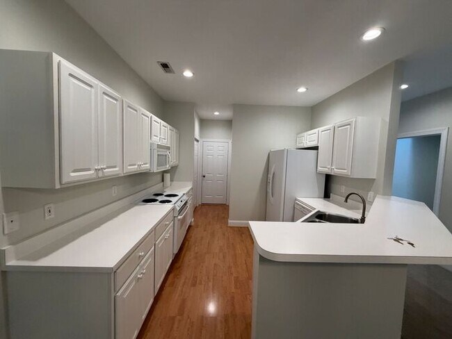 Building Photo - Marsh Oaks Marymount patio home with a one car garage Porter’s neck location
