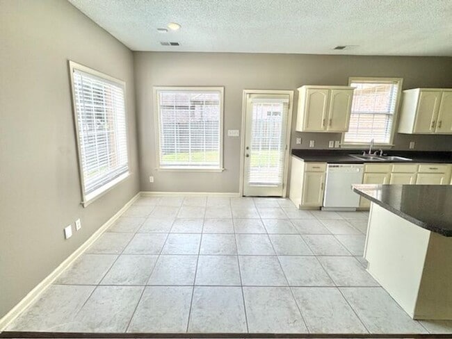Building Photo - Move In Special! Half off October Rent wit...