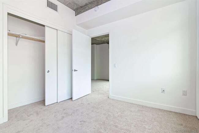 Building Photo - 801 Ash St
