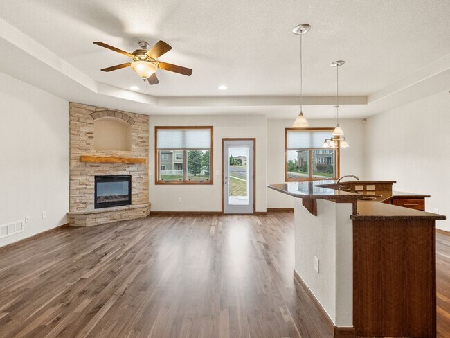 Building Photo - Exceptionally Spacious in the Pointe!