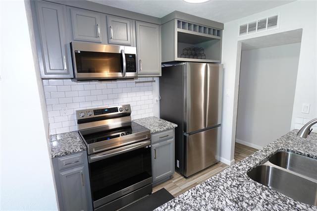 Building Photo - 7021 Greenview Cir N