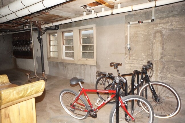 Building Photo - North Mt Tabor one bedroom Condo. Immaculate condition!