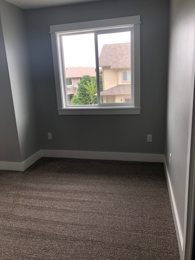 Building Photo - 3 Bedroom, 2 1/2 Bathroom Townhouse -2 weeks free rent with 1-year lease-