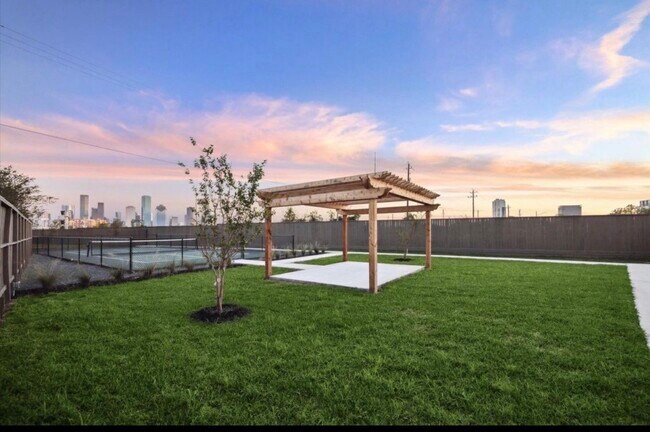Building Photo - 3075 Hicks St
