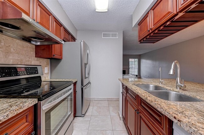 Building Photo - 10615 Briar Forest Dr