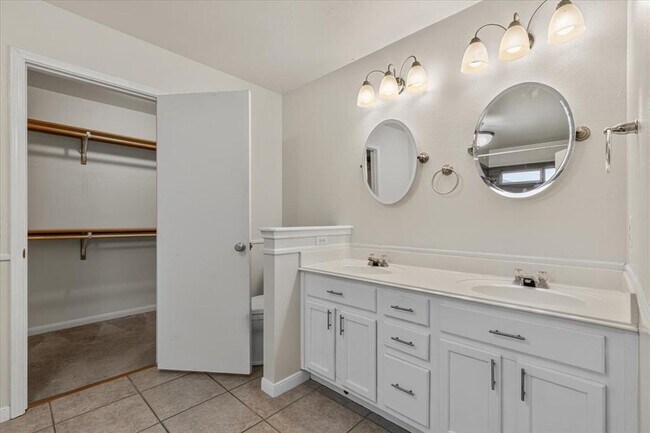 Building Photo - 206 Evergreen Cir