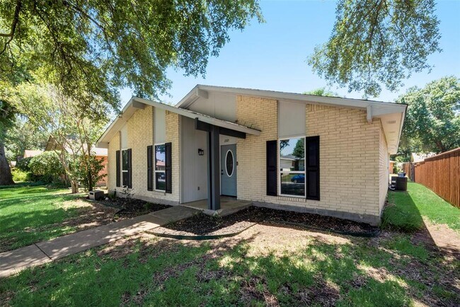 Building Photo - 2321 Norway Dr