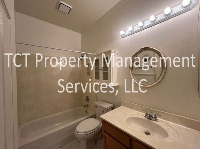 Building Photo - Beautiful Townhome with Fireplace