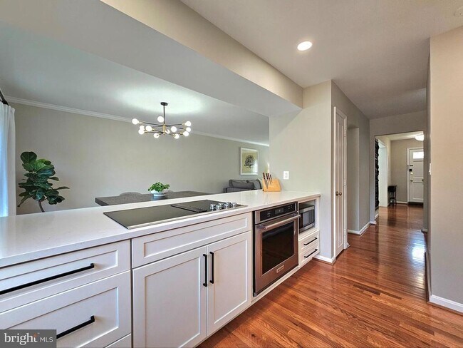 Building Photo - 5988 Queenston St