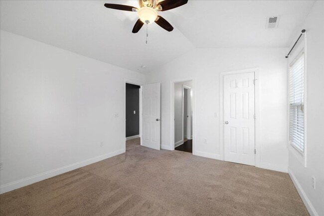 Building Photo - Modern Townhome in Prime Location - Christiansburg