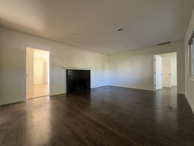 Building Photo - Charming 2 Bedroom, 2 Bathroom Home in Redwood City