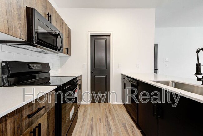 Building Photo - 403 N Cyn Ter