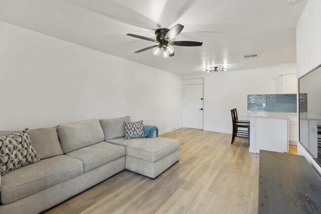 Building Photo - 302 E Monte Vista Rd