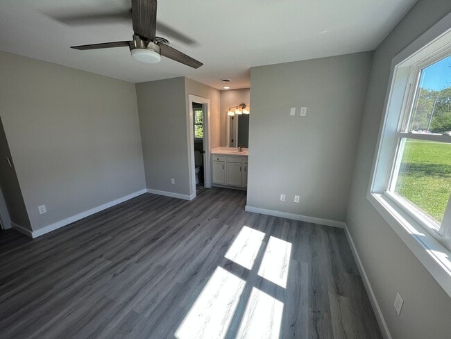 Building Photo - Remodeled 3 bedroom/2 bathroom home with d...