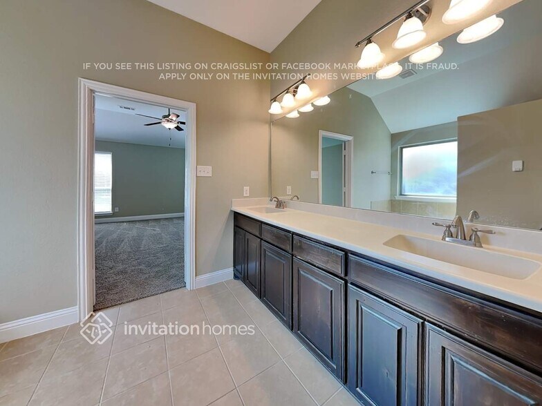 Building Photo - 5609 Paradise Dr