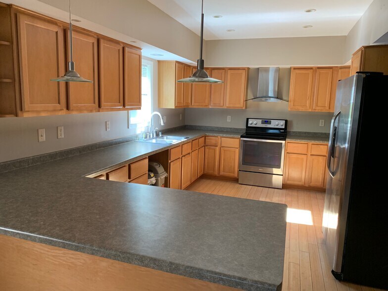 Building Photo - 112 Cook St