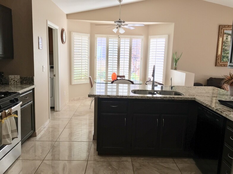 Kitchen - 137 Weatherstone Dr