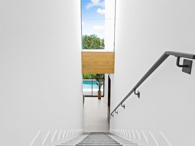 Building Photo - 2657 NE 34th St