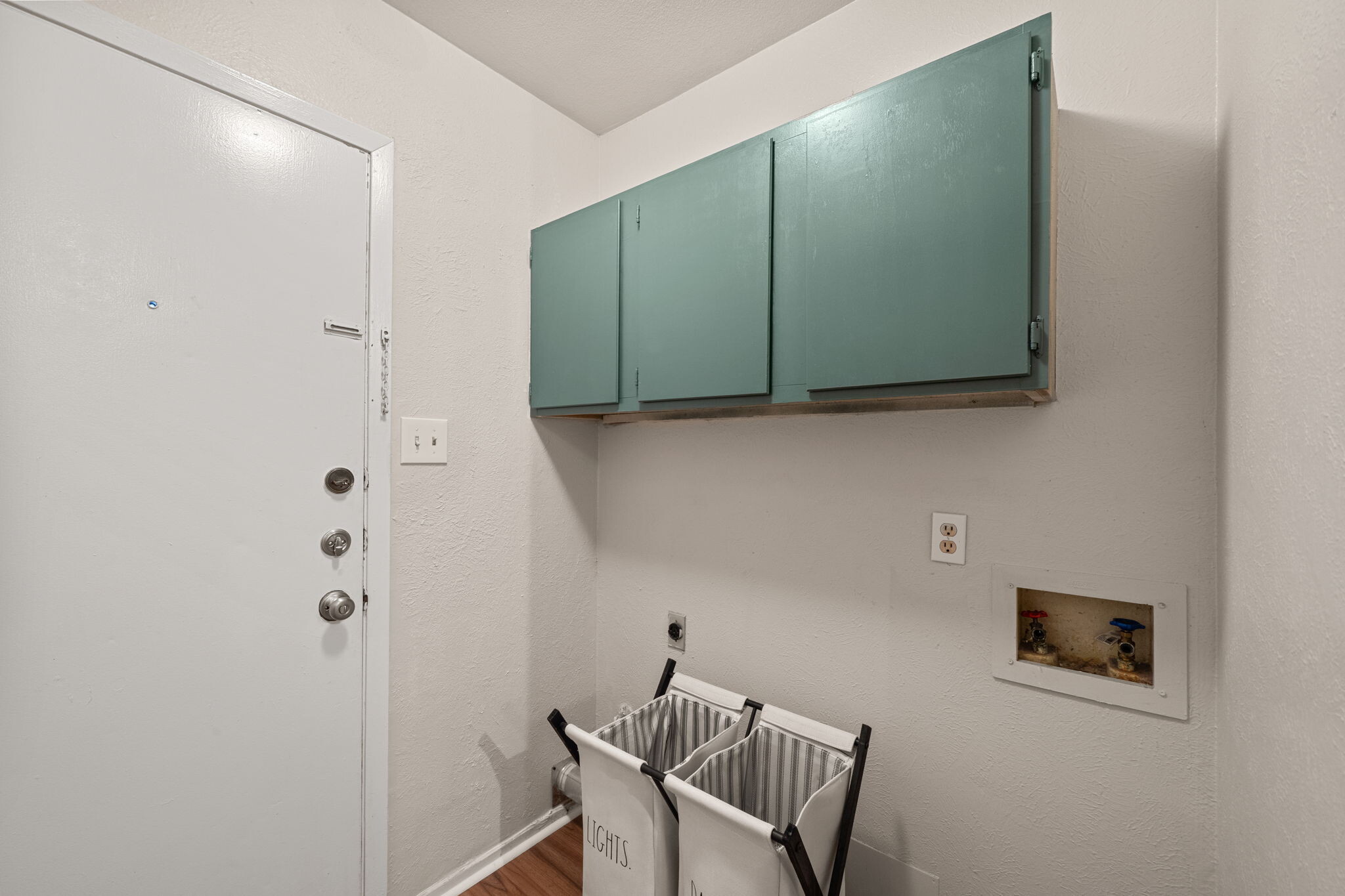 Building Photo - 703 Country Aire Dr