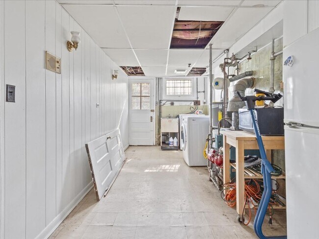 Building Photo - Vintage home with Modern finishes and fenc...