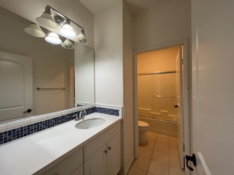 Building Photo - 747 E Lemon Swirl Dr