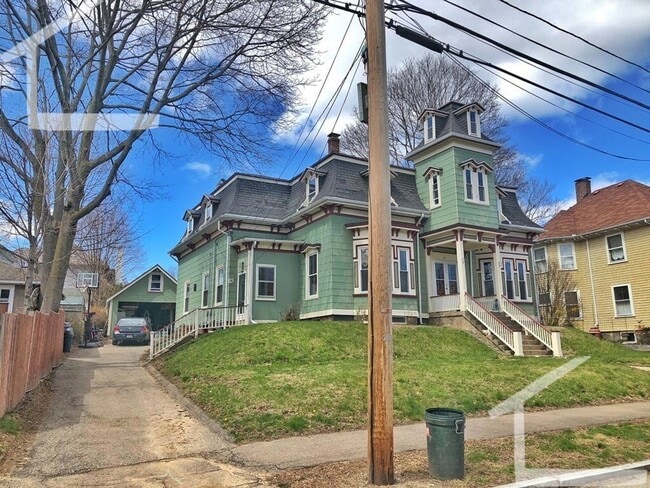 Building Photo - Huge 4+ bed unit with 2000+sf of space, pr...