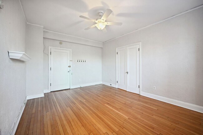 Building Photo - Beautiful, Lighted Filled Studio in Kalorama Heights!