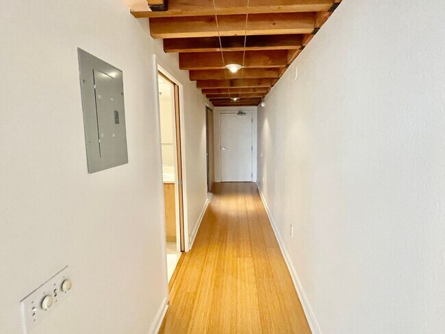 Building Photo - HUGE 2 Level 2br/1.5Ba Loft, High Ceilings...