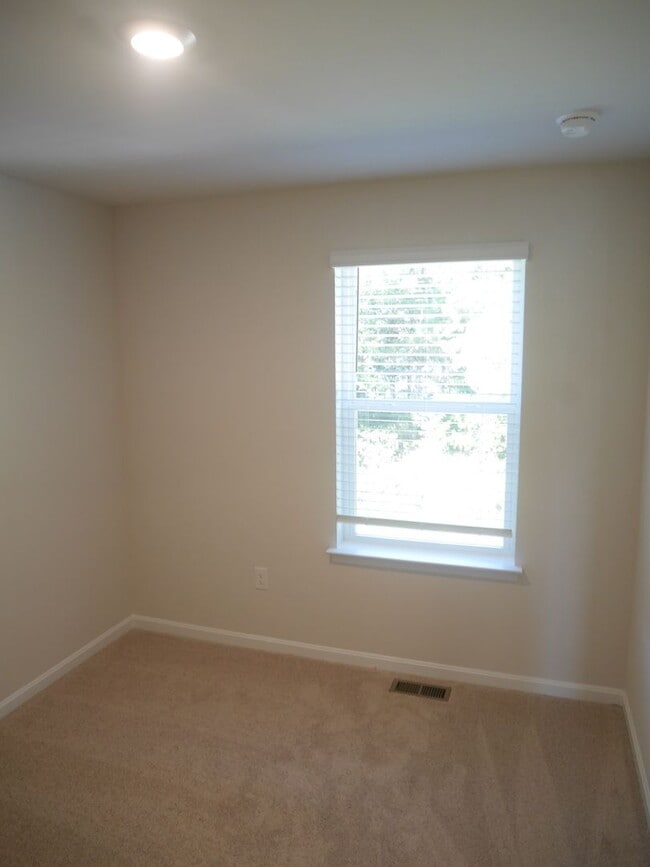 Building Photo - Modern Townhouse in Sassafras Meadows – 2n...