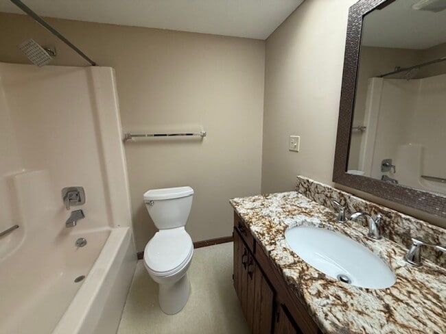 Building Photo - 2BR Urbana Apartment with New Appliances & Back Porch