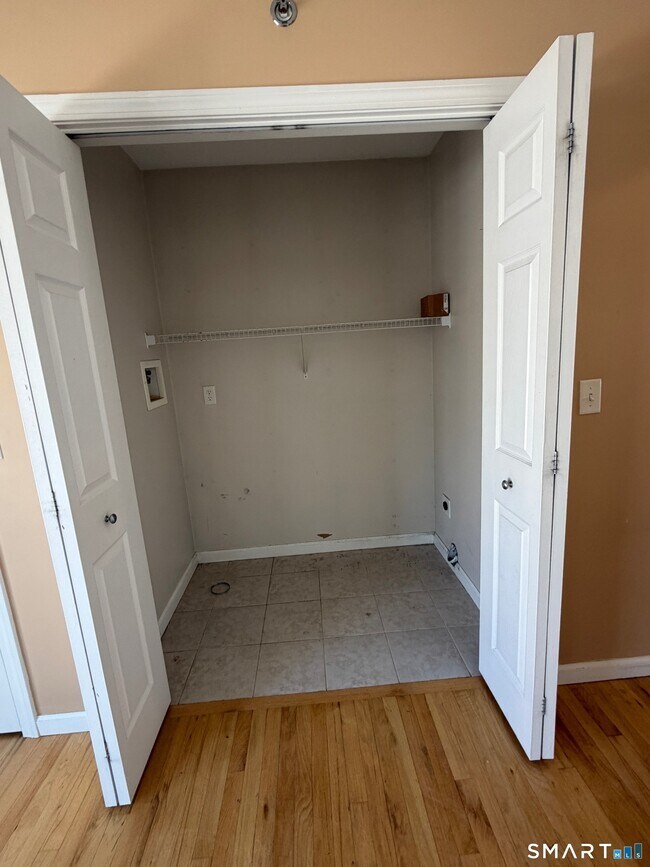 Building Photo - 108 Mohican Ave