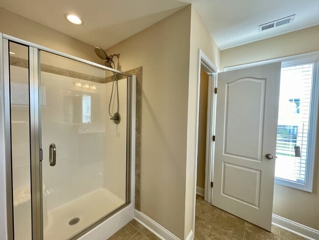 Building Photo - 4 Bed, 2 And A Half Bath Nest In Bedford