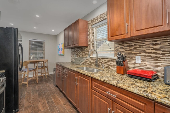 Building Photo - 7809 Claremont Dr